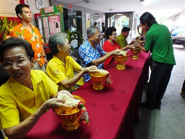 เก็บตกบรรยากาศการเล่นส่งกรานต์ของคณะครู นักเรียน และพนักงาน กับทางโรงเรียนฯ