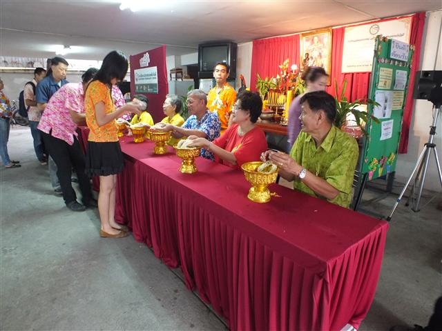 เก็บตกบรรยากาศการเล่นส่งกรานต์ของคณะครู นักเรียน และพนักงาน กับทางโรงเรียนฯ