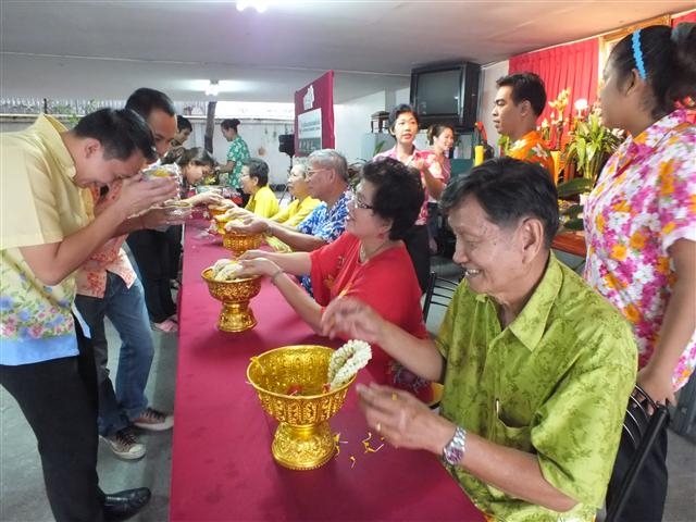 เก็บตกบรรยากาศการเล่นส่งกรานต์ของคณะครู นักเรียน และพนักงาน กับทางโรงเรียนฯ