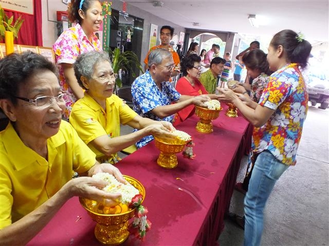 เก็บตกบรรยากาศการเล่นส่งกรานต์ของคณะครู นักเรียน และพนักงาน กับทางโรงเรียนฯ