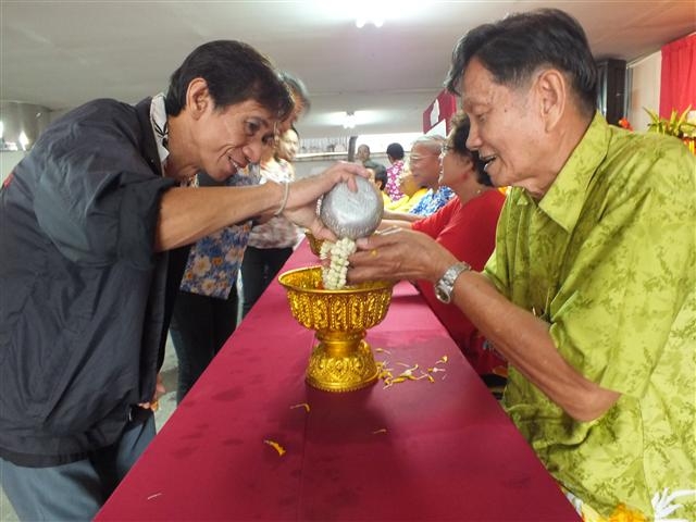 เก็บตกบรรยากาศการเล่นส่งกรานต์ของคณะครู นักเรียน และพนักงาน กับทางโรงเรียนฯ