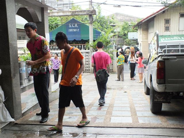 เก็บตกบรรยากาศการเล่นส่งกรานต์ของคณะครู นักเรียน และพนักงาน กับทางโรงเรียนฯ