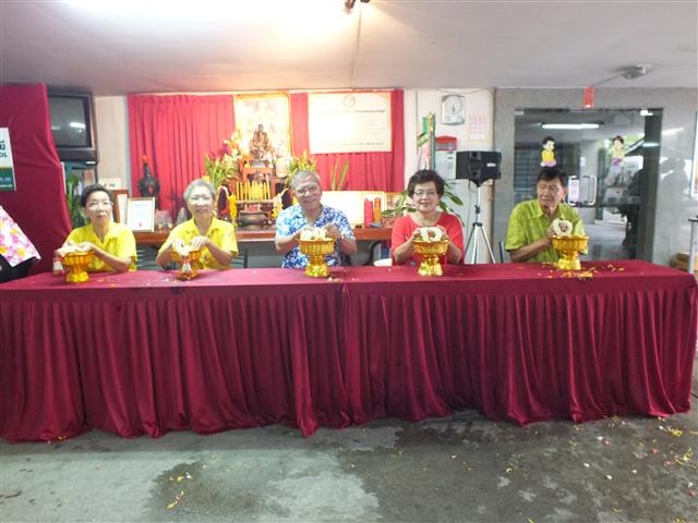 เก็บตกบรรยากาศการเล่นส่งกรานต์ของคณะครู นักเรียน และพนักงาน กับทางโรงเรียนฯ