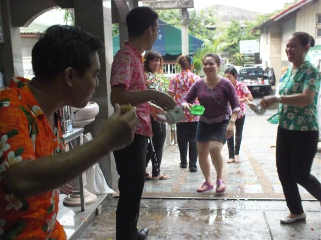 เก็บตกบรรยากาศการเล่นส่งกรานต์ของคณะครู นักเรียน และพนักงาน กับทางโรงเรียนฯ