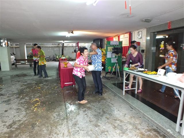เก็บตกบรรยากาศการเล่นส่งกรานต์ของคณะครู นักเรียน และพนักงาน กับทางโรงเรียนฯ