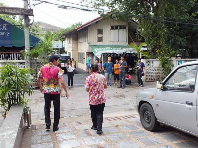 เก็บตกบรรยากาศการเล่นส่งกรานต์ของคณะครู นักเรียน และพนักงาน กับทางโรงเรียนฯ
