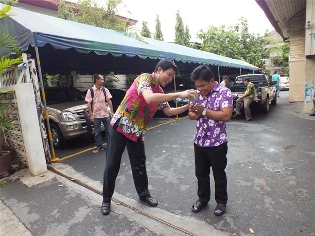 เก็บตกบรรยากาศการเล่นส่งกรานต์ของคณะครู นักเรียน และพนักงาน กับทางโรงเรียนฯ