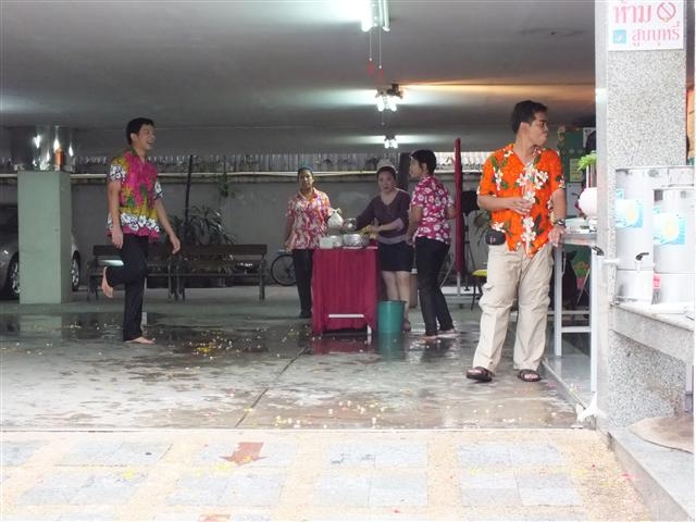 เก็บตกบรรยากาศการเล่นส่งกรานต์ของคณะครู นักเรียน และพนักงาน กับทางโรงเรียนฯ