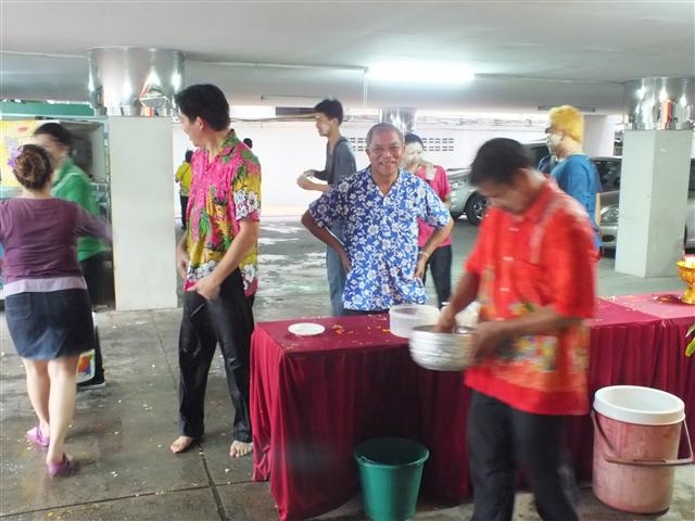 เก็บตกบรรยากาศการเล่นส่งกรานต์ของคณะครู นักเรียน และพนักงาน กับทางโรงเรียนฯ