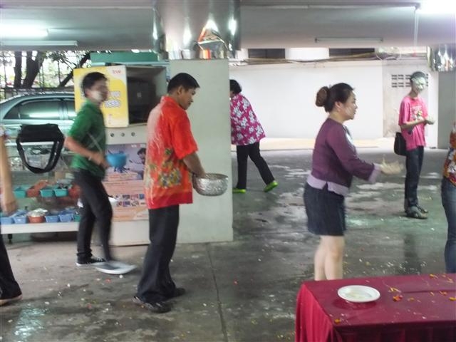 เก็บตกบรรยากาศการเล่นส่งกรานต์ของคณะครู นักเรียน และพนักงาน กับทางโรงเรียนฯ