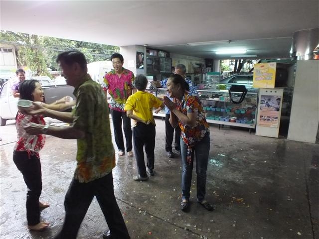 เก็บตกบรรยากาศการเล่นส่งกรานต์ของคณะครู นักเรียน และพนักงาน กับทางโรงเรียนฯ