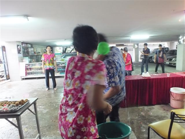 เก็บตกบรรยากาศการเล่นส่งกรานต์ของคณะครู นักเรียน และพนักงาน กับทางโรงเรียนฯ