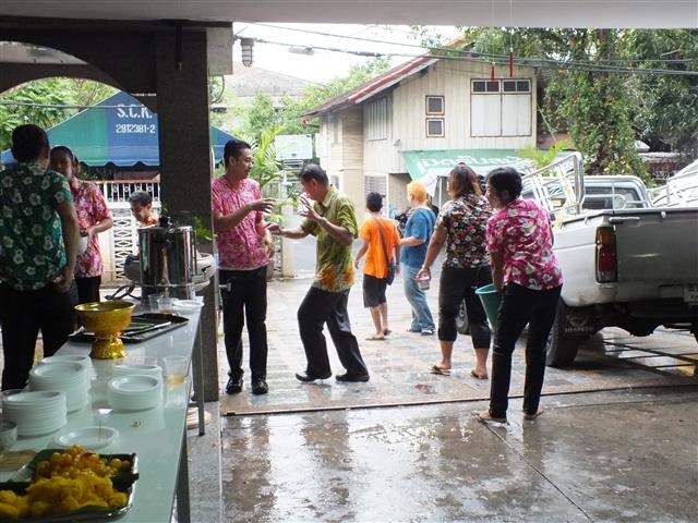 เก็บตกบรรยากาศการเล่นส่งกรานต์ของคณะครู นักเรียน และพนักงาน กับทางโรงเรียนฯ