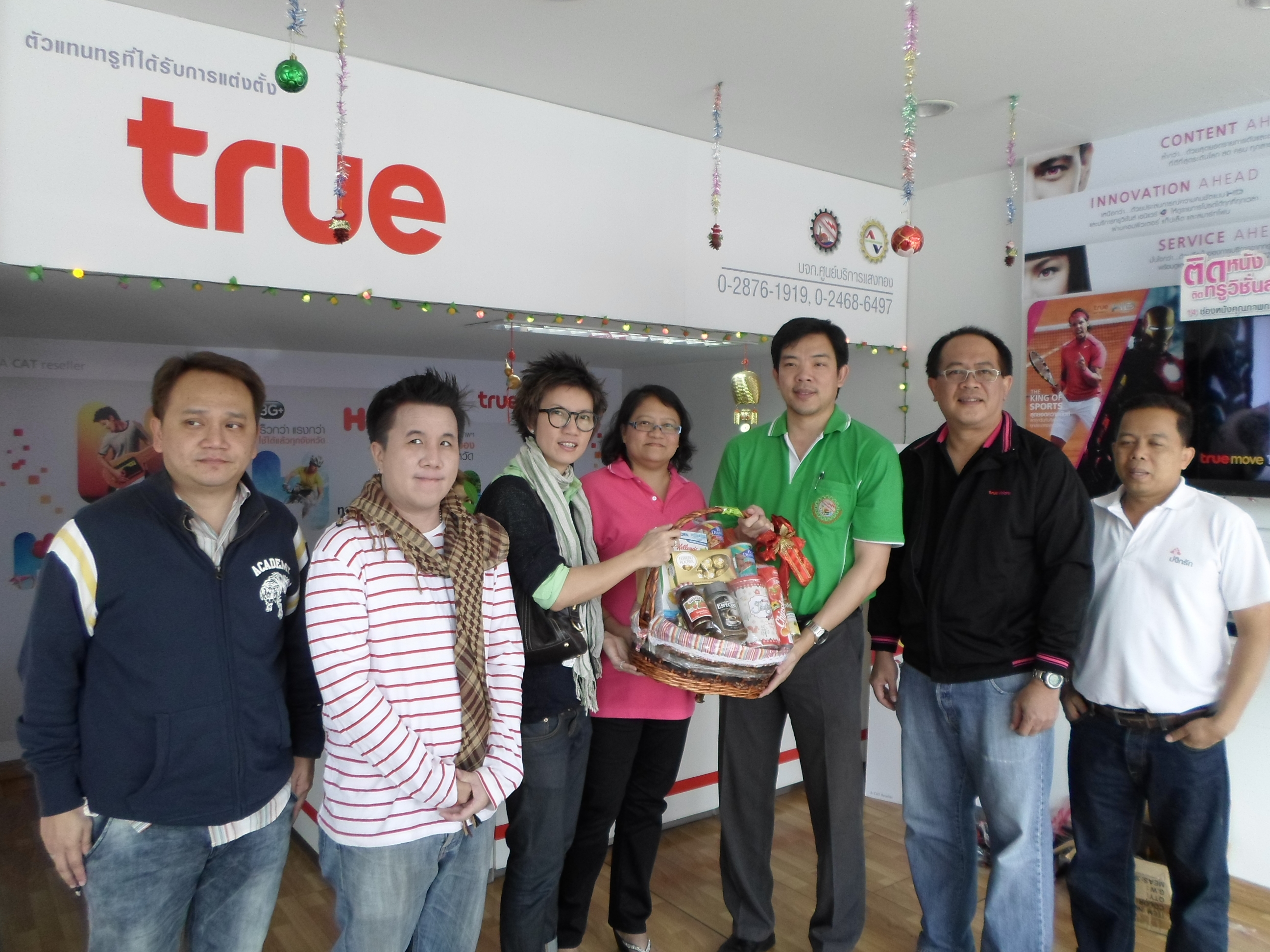 ผู้บริหารและทีมงาน True เข้ามอบกระเช้าสวัสดีปีใหม่